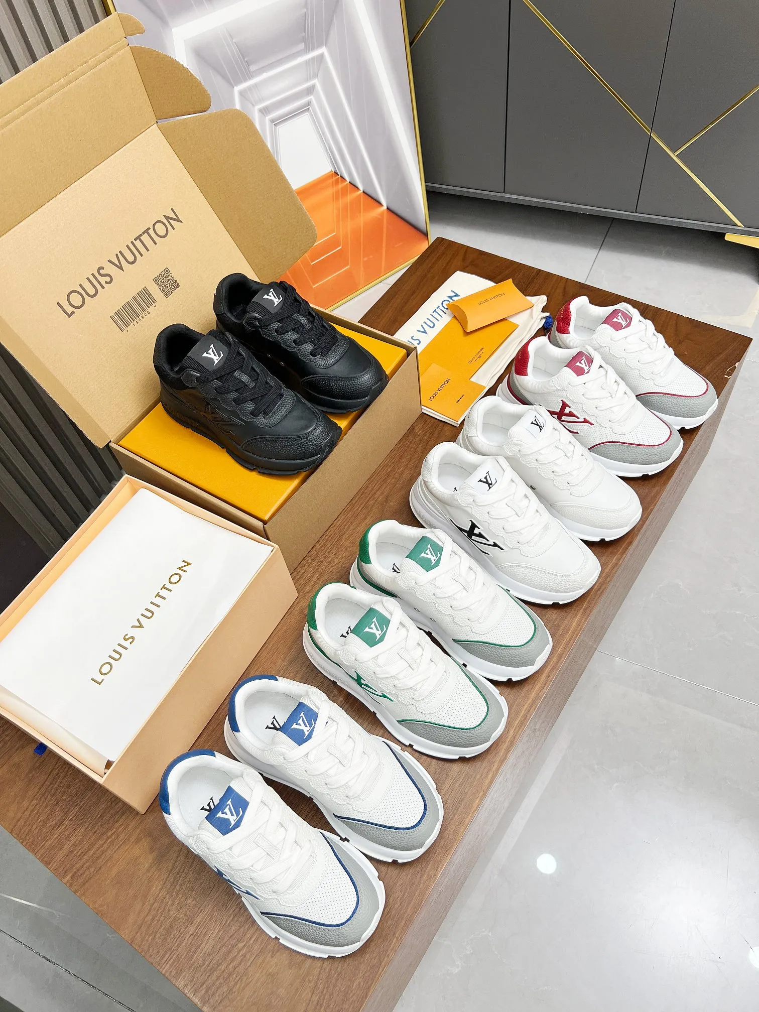 👟👟Ex-factory price 640👟👟 Men's size +10 LV Louis Vuitton L Jialu brand thick-soled casual couple's sneakers🔥🔥🔥 Made of smooth cow leather and elegant design, can be easily integrated into various styles. The eye-catching LV letters are marked on the side of the shoe, and the lightweight rubber outsole is embellished with the Vuitton logo ▪️ Sole thickness: 4CM. The counter specializes in the latest casual shoes and new hard goods 🆕 ❥Purchase level! Full of high-end feel! A popular model among bloggers at home and abroad, it’s retro and fashionable and looks amazing on your feet! Wear a lot of happiness! The official website’s main recommendation★ ▪️Upper: Original custom-made imported calfskin fabric ▪️Inner lining: breathable gauze imported from Italy ▪️Outsole: rubber foam ➕tpu high-end outsole ▪️Shoe size: women’s 35-41, (women’s 41 is custom-made). Men's clothing 39-46 (45-46 customized).